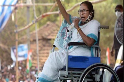 ২০২১-এর ভোট প্রচারে এ ভাবেই হুইলচেয়ারে ঝড় তুলেছিলেন মমতা৷ ছবি- পিটিআই