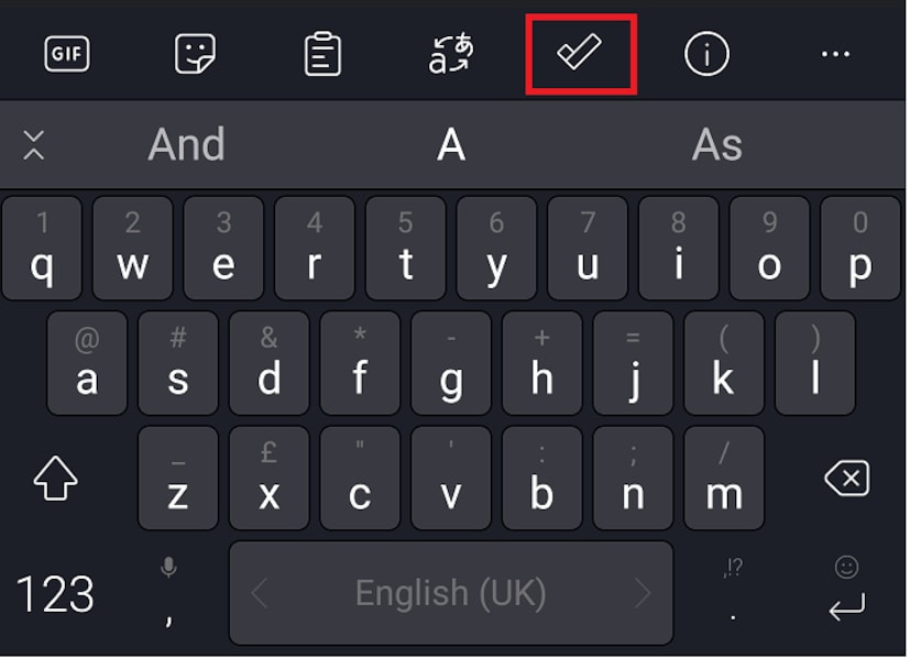 Swiftkey-র তুলনায় Gboard-এর সুবিধা—  Gboard উন্নততর কি-বোর্ড বলেই মনে করেন বেশির ভাগ ব্যবহারকারী। এর ডিলিট কি-তে বাম দিকে সোয়াইপ করলে সম্পূর্ণ শব্দ মুছে ফেলা যেতে পারে।
