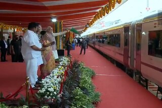 বন্দে ভারতের সূচনায় প্রধানমন্ত্রী