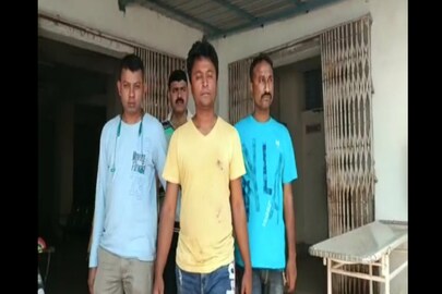 অভিযুক্ত সোমনাথ সাঁতরা (মাঝখানে)৷ 