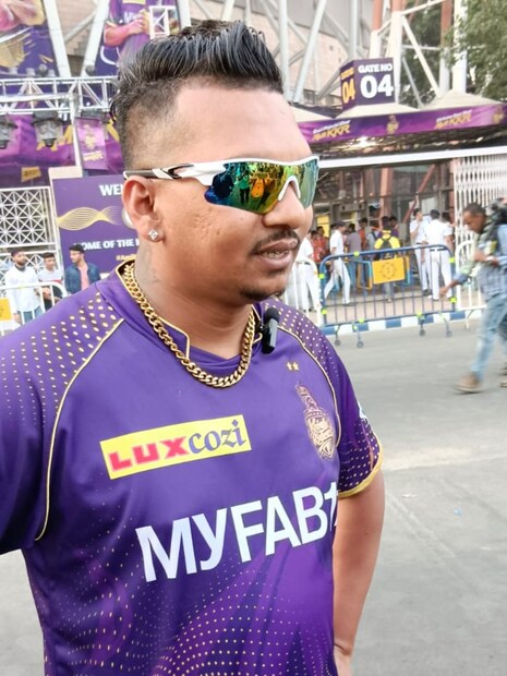 এক ঝলক দেখলে চমকে যাবে যে কেউ। ভাবতে পারেন মাঠ ছেড়ে রাস্তায় কী করছেন ক্যারিবিয়ান তারকা। কিন্তু একটু ভালোভাবে দেখলেই বুঝতে পারবেন সত্যিটা।