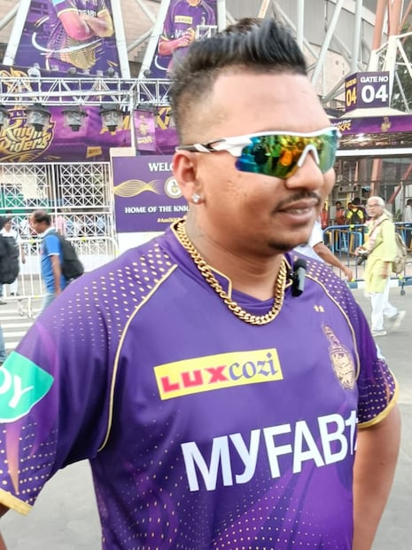 একটি বেসরকারি কোম্পানিতে চাকরি করেন তিনি। নারিনের মতন দেখতে হওয়া ও আর বন্ধুদের কথাতেই নিজেকে এমনভাবে সাজিয়েছেন তিনি। এদিন ইডেনের সামনে তাকে দেখতেও ভিড় জমে যায়।