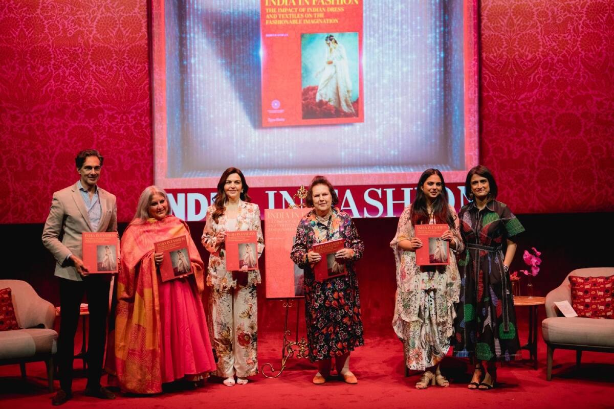 বইয়ের উদ্বোধন করেন নীতা আম্বানি এবং ইশা আম্বানি