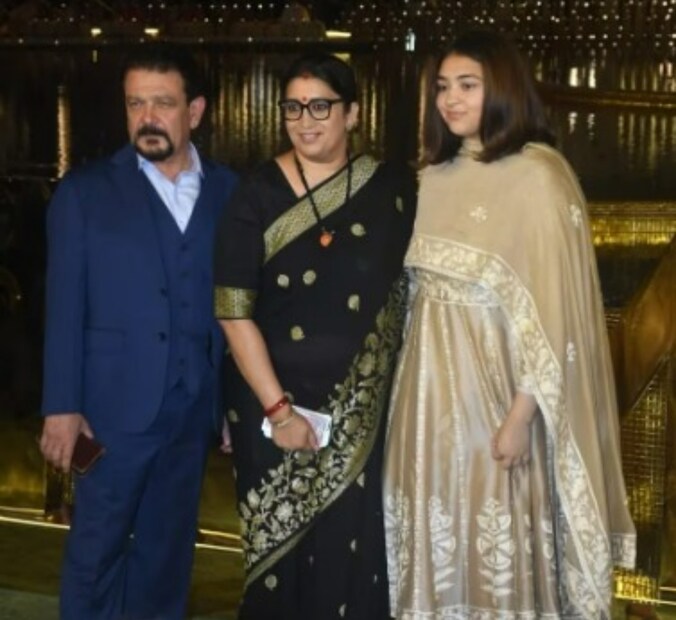 নীতা মুকেশ আম্বানি সাংস্কৃতিক কেন্দ্রের অনুষ্ঠানে রীতিমত চাঁদের হাট বসেছিল। পরিবার সহ উপস্থিত ছিলেন কেন্দ্রীয় মন্ত্রী স্মৃতি ইরানি। 