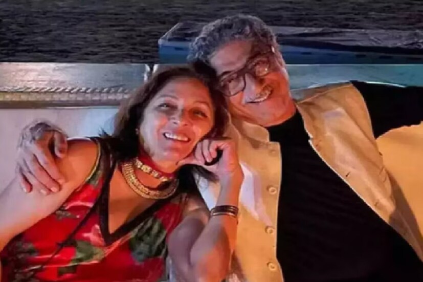 এই তালিকায় প্রথমেই রয়েছে অভিনেত্রী নীনা গুপ্তা। ১৯৮২ সালে ‘সাথ সাথ’ ছবির হাত ধরে বলিউডে পদার্পণ করেছিলেন। এর পর ওয়েস্ট ইন্ডিজের ক্রিকেটার স্যর ভিভিয়ান রিচার্ডসের সঙ্গে সম্পর্কে জড়ান। বিবাহিত ভিভিয়ানের প্রেমে পাগল ছিলেন নীনা। ঘনিষ্ঠ সম্পর্কের জেরে অন্তঃসত্ত্বা হয়ে পড়েন নীনা। এর পর ১৯৮৯ সালে তাঁদের কন্যা সন্তান মাসাবার জন্ম হয়। ভিভ-নীনার সম্পর্কের পরিণতি অবশ্য বিয়ে পর্যন্ত গড়ায়নি। রীতিমতো সমাজের বিরুদ্ধে গিয়ে কন্যা মাসাবাকে একাই বড় করার সিদ্ধান্ত নীনা। এর পাশাপাশি দক্ষতার সঙ্গে সামলান পেশাগত জীবনও। এর পর ২০০৮ সালে চার্টার্ড অ্যাকাউন্ট্যান্ট বিবেক মেহরাকে বিয়ে করেন অভিনেত্রী। বিয়ের সময় তাঁর বয়স ছিল ৪৯ বছর।