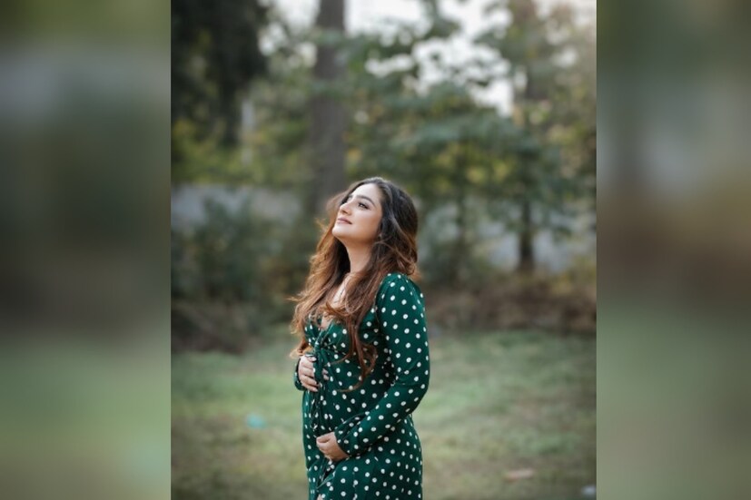 বিয়ের দশ বছর পর মা হয়েছেন নেহা। তৃতীয় ট্রাইমেস্টারে এসে শারীরিক জটিলতা ধরা পড়ে তাঁর শরীরে। তড়িঘড়ি হাসপাতালে ভর্তি করানো হয় অভিনেত্রীকে।