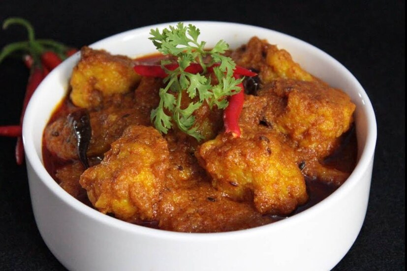 মুঠো থেকে মুইঠ্যা৷ হাতের মুঠোয় মাছ নিয়ে চ্যাপ্টা আকার দেওয়া হয়৷ তাই এই পদের নাম মুইঠ্যা৷ নামেই বোঝা যাচ্ছে এই পদের আঁতুড়ঘর ওপার বাংলা৷ 