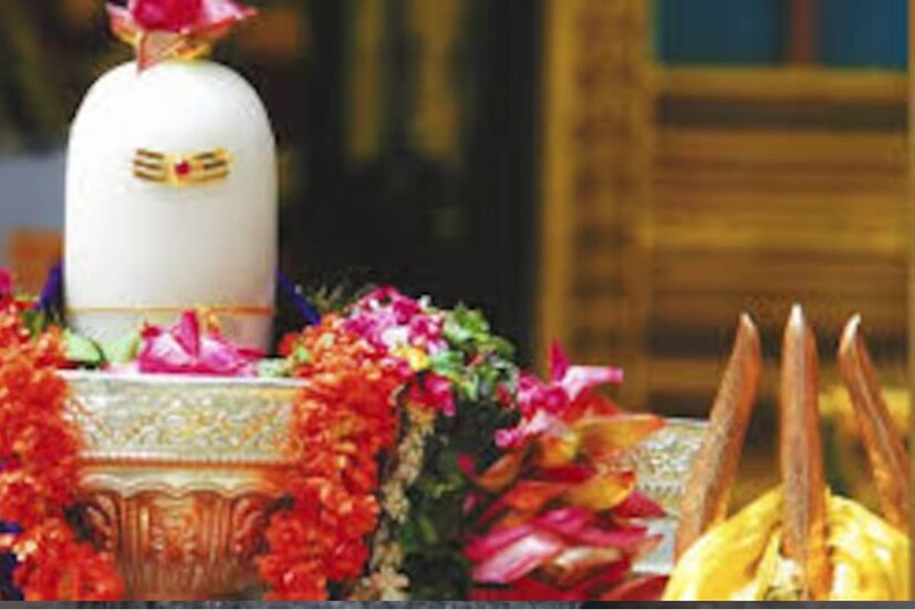 আজ কিন্তু পঞ্জিকা মতে ষষ্ঠী তিথি নয়। কিন্তু চৈত্রের শিবপুজোর সঙ্গে জড়িয়ে গিয়েছে ষষ্ঠী ব্রত। মনে করা হয়. ঋতু পরিবর্তনের সময় সন্তানের মঙ্গলকামনায় পুজো দেওয়া হয় মা ষষ্ঠীকে। সেই থেকে এটা শিবপুজো আবার সন্তানের মঙ্গল কামনাতেও পুজো।