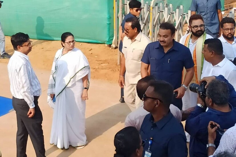 দিঘার নির্মীয়মাণ জগন্নাথ মন্দির সংলগ্ন সৈকত ধরে টানা নিউ দিঘা সৈকতাবাস পর্যন্ত হাঁটলেন মুখ্যমন্ত্রী।