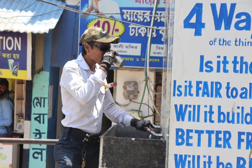 প্রচন্ড গরমে পূর্ব বর্ধমান জেলায় রীতিমতো হাসফাঁস করছে সকলেই। এপ্রিলের মাসের শুরুর সময় থেকেই গরমের জালায় ভুগছে সম্পূর্ণ জেলা। গত কয়েকদিনে পূর্ব বর্ধমান জেলায় ক্রমে বেড়েই চলেছে তাপমাত্রা। তাপপ্রবাহের সতর্কতা জারি হওয়ায় এবং তাপমাত্রা ক্রমশ বৃদ্ধি পাওয়ায় আশঙ্কায় রয়েছে সকলে।আবহাওয়া দফতরের তথ্য অনুযায়ী, বৃহস্পতিবার পূর্ব বর্ধমান জেলার সর্বোচ্চ তাপমাত্রার পারদ গড় ৪০ ডিগ্রি সেলসিয়াস ও সর্বনিম্ন তাপমাত্রার পারদ গড় ২৪ ডিগ্রি সেলসিয়াস থাকতে পারে । 