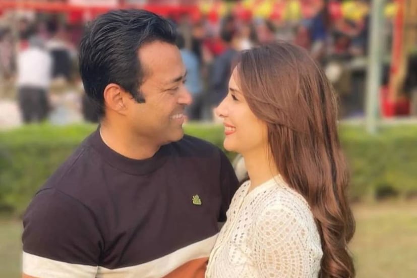 কিন্তু এ বার ভাঙতে চলেছে লিয়েন্ডার ও কিমের সম্পর্কও৷ শোনা যাচ্ছে, এখনই প্রতিশ্রুতিবদ্ধ হতে চাইছেন না দুই তারকার কোনও একজন। সেখান থেকেই সমস্যার সূত্রপাত। কিছু দিন ধরেই সম্পর্কে ফাটলের খবর শোনা যাচ্ছিল। সম্প্রতি অনন্যা পাণ্ডের তুতোবোনের বিয়েতেও কিম এসেছিলেন একা।
