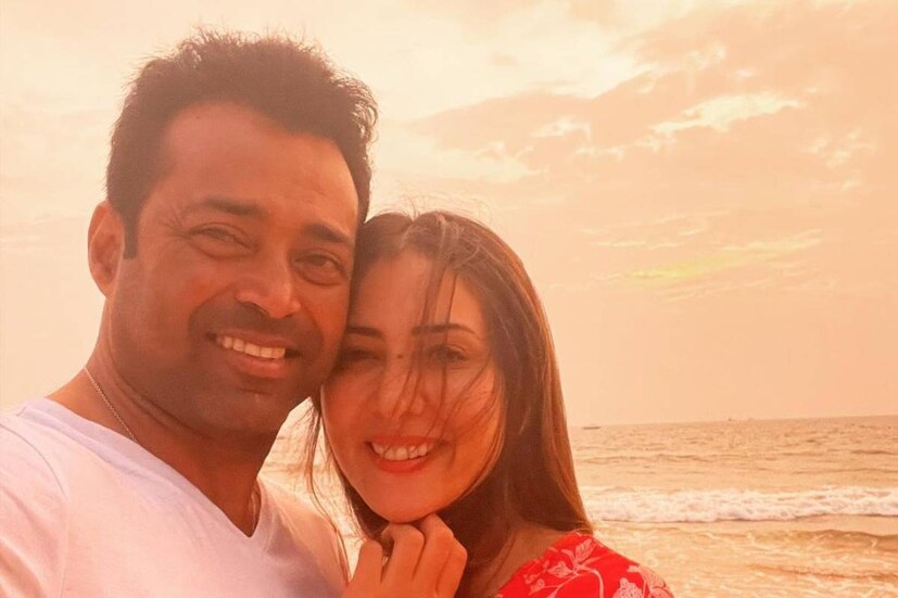 অবশ্য কিমের জীবনে লিয়েন্ডারই প্রথম পুরষ নন৷ এর আগে তিনি বিয়ে করেছিলেন শিল্পপতি আলি পঞ্জাবিকে৷ কিন্তু সে বিয়ে দীর্ঘস্থায়ী হয়নি৷ এর পাশাপাশি ক্রিকেটতারকা যুবরাজ সিং, অভিনেতা হর্ষবর্ধনের সঙ্গেও প্রেমের সম্পর্ক ছিল কিম শর্মার৷ 