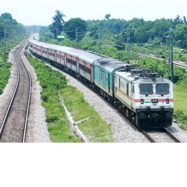 &gt;&gt; ট্রেন নম্বর 12432 - হযরত নিজামুদ্দিন-তিরুবনন্তপুরম সেন্ট্রাল রাজধানী এক্সপ্রেস - ২ ঘণ্টা ১৫ মিনিট দেরিতে চলবে। এই ট্রেনটি রবিবার, মঙ্গলবার এবং বুধবার ০১.৫০ মিনিটে তিরুবনন্তপুরম সেন্ট্রাল পৌঁছবে৷