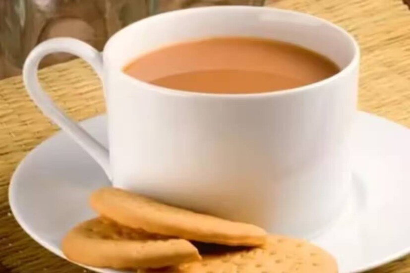 কারও কারও অভ্যাস আছে দুধ চা পান করার। তাঁরা দুধ চা ছাড়া অন্য চা খেতেই পারেন না।