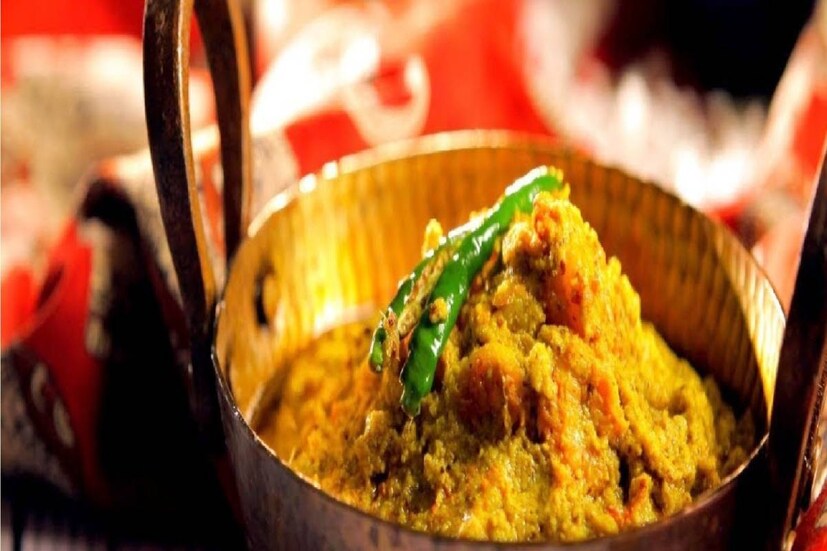 ভাপা মাছ কিন্তু এপার, ওপার দুই বাংলাতেই প্রচলিত৷ বাষ্পের ভাপে বা আঁচে রান্না হয় বলে এর নাম ভাপা৷ 