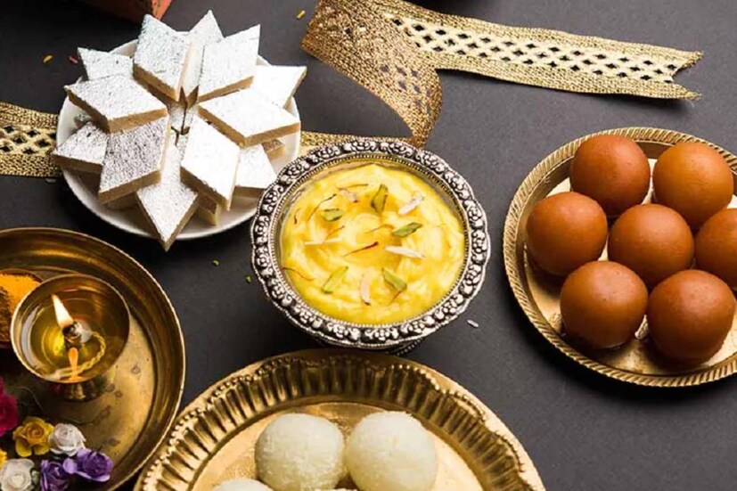 উপবাস ভঙ্গ করার পর প্রথম খাবার কিন্তু অতিরিক্ত তেলে ভাজা হলে চলবে না৷ প্রচুর মিষ্টি কিছু খাবারও খাবেন না৷ 