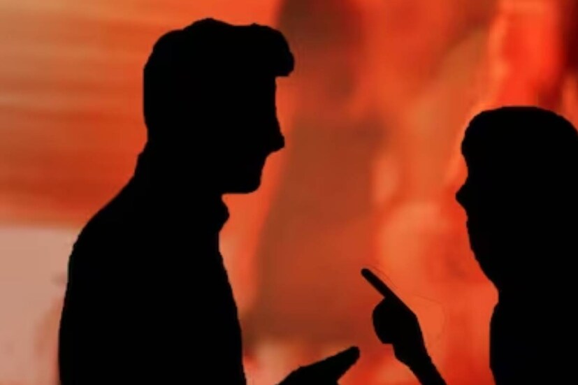 ব্রেক আপের সিদ্ধান্তের কথা জানানোর সব থেকে সেরা উপায় হল মুখোমুখি বসে কথা বলা৷ নিভৃত শান্ত কোনও জায়গায় বসে আলোচনা করুন৷ জানান, আপনি কেন সরে যেতে চাইছেন সম্পর্ক থেকে৷ তবে কথার শেষ পর্যন্ত আপনি সৎ থাকুন৷ নিজের প্রতি, সঙ্গীর প্রতি, সম্পর্কের প্রতি৷ সম্পর্ক থেকে বেরিয়ে এলেও সঙ্গীর আবেগের প্রতি শ্রদ্ধা ও সহমর্মিতা বজায় রাখুন৷