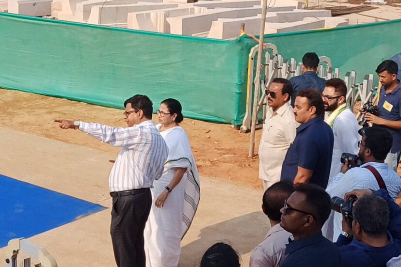 মঙ্গলবার দিঘায় কর্মিসভা শেষ করেই জগন্নাথ মন্দির পরিদর্শন করেন মুখ্যমন্ত্রী । আর তা শেষ করেই সৈকতে টানা দু কিমি হাঁটলেন তিনি। কথা বললেন পর্যটকদের সঙ্গেও।
