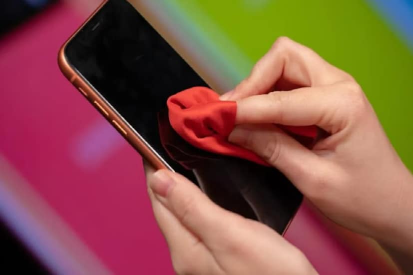 ফোনের স্ক্রিনে সামান্য স্ক্র্যাচও থাকলে খুব খারাপ লাগে। ফোনটাকেও বাজে দেখায়। যদি হাত থেকে পড়ে গিয়ে ফোনের স্ক্রিন ভেঙে যায়, তাহলে অবশ্য় কিছুই করার নেই। সংশ্লিষ্ট সংস্থার কাছ থেকে স্ক্রিন বদলে নেওয়াই ভাল। ফোনের স্ক্রিনে সামান্য স্ক্র্যাচও থাকলে খুব খারাপ লাগে। ফোনটাকেও বাজে দেখায়। যদি হাত থেকে পড়ে গিয়ে ফোনের স্ক্রিন ভেঙে যায়, তাহলে অবশ্য় কিছুই করার নেই। সংশ্লিষ্ট সংস্থার কাছ থেকে স্ক্রিন বদলে নেওয়াই ভাল।