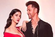 ছবি তুলছেন সাবা, জুতো ধরে দাঁড়িয়ে হৃতিক! ছবি ঘিরে তোলপাড় নেট দুনিয়া