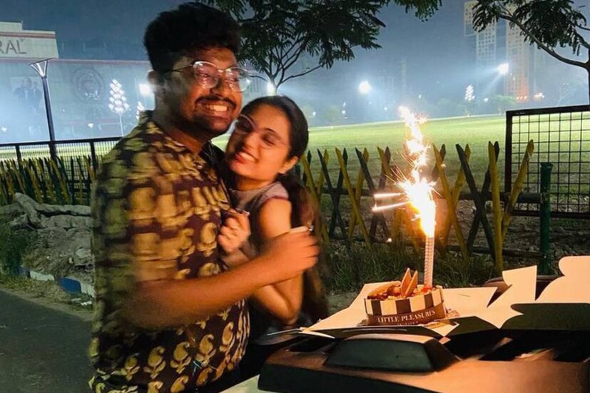 শোনা যাচ্ছে, গায়ক এবং নায়িকার প্রেমের সম্পর্কে চিড় ধরেছে। কারণ? শোভনের তাঁর 'প্রাক্তন'-এর প্রতি দুর্বলতা। প্রেমিকের উড়ু উড়ু মন নিয়েই নাকি যত সমস্যা নায়িকার।