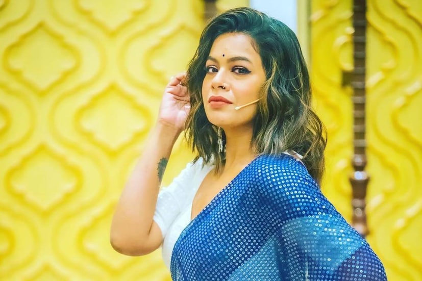 অনেকেই মনে করছেন, এই ছবিই ইমনের প্রচ্ছন্ন বার্তা। শোভন নয়, নীলাঞ্জনের সঙ্গেই 'ঘর বেঁধে' যে তিনি সুখী, সে কথাই যেন বুঝিয়ে দিলেন গায়িকা।  