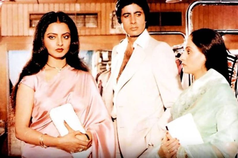 রেখা আরও জানিয়েছিলেন,'মুকদ্দর কা সিকান্দর' ছবিটি মুক্তির আগে গোটা বচ্চন পরিবারের জন্য ছবিটির আগাম স্ক্রিনিংয়ের ব্যবস্থা করা হয়েছিল। প্রজেকশনের ঘরে আমিও ছিলাম। জয়া সামনের সিটে বসেছিল। আমার আর অমিতাভের ঘনিষ্ঠ দৃশ্য দেখে জয়ার চোখ দিয়ে সমানে জল ঝরছিল অঝোর ধারায়। তারপরই রেখাকে সবাই বলেছিল অমিতাভ আর তার সঙ্গে ছবি করবেন না। এমনকী এ ব্যাপারে নাকি প্রযোজকদের সঙ্গে কথা বলেছিলেন তিনি।