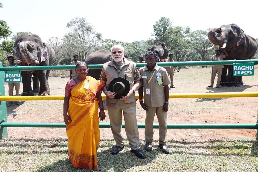 The Elephant Whisperers এই সেই ডকুমেন্টারি যা এবারের 95th Academy Aw ards-এর মঞ্চ থেকে সেরা ডকুমেন্টারি ফিল্মের জন্য অস্কার পুরস্কার ছিনিয়ে এনেছে৷ তথ্যচিত্রটি হাতির দুই তত্ত্বাবধায়ক - বোম্যান এবং বেলি -কে ঘিরে আবর্তিত হয়েছে। তাঁদের সঙ্গে হাতিদের সম্পর্কের উদযাপনকে ফ্রেমবন্দি করেছে এই তথ্যচিত্র৷ এই তথ্যচিত্রে প্রকৃতি সংরক্ষণ, বন্যপ্রাণী সংরক্ষণের তাৎপর্য, উপজাতিদের দৈনন্দিন জীবনের গুরুত্বপূর্ণ বিষয়কে দৃশ্যায়িত হয়েছে।