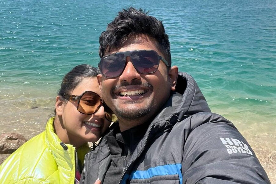  শোনা যাচ্ছে, সম্পর্ক ভেঙেছে ইতিমধ্যেই। আলাদা হয়েছে পথ। তিন বছরের প্রেমের সুতো ছিঁড়ে আলাদা পথে হাঁটছেন শোভন গঙ্গোপাধ্যায় এবং স্বস্তিকা দত্ত।