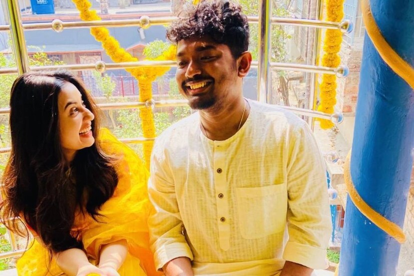 স্বস্তিকা নাকি চেষ্টা করেছিলেন তিন বছরের সম্পর্কটিকে বাঁচানোর। কিন্তু শেষমেশ সব চেষ্টাই বৃথা। পথ আলাদা হল দু'জনের। ভাঙল প্রেম। গায়ক এবং নায়িকার ঘনিষ্ঠ সূত্রে খবর এমনই। শোভন বা স্বস্তিকাকে ফোন করা হলেও তাঁরা উত্তর দেননি।