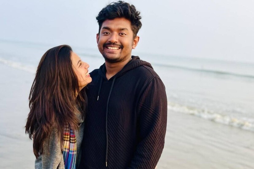 কিন্তু প্রেম ভাঙার পরেই তিক্ততার সুর? একে অপরের নাম না করেই ঠান্ডা যুদ্ধে নেমে পড়েছেন  দুই প্রাক্তন? না, কোনও গুঞ্জন নয়। নেটমাধ্যমে তাঁদের পোস্ট সে দিকেই ইঙ্গিত করছে।