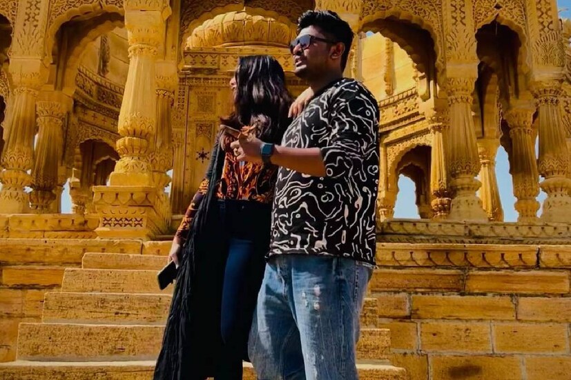 তা ছাড়াও, শোভনের বেশ কিছু কাজকর্মে আপত্তি ছিল স্বস্তিকার। বোঝাপড়ার কমতি ছিল সম্পর্কে। তাই নাকি তিক্ততা বাড়াতে চাননি তাঁরা। অবশেষে আলাদা হওয়ার সিদ্ধান্ত নেন শোভন এবং স্বস্তিকা। 