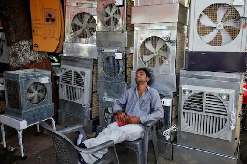 এই গরমে কেউ অসুস্থ হয়ে পড়লে বমি ভাব বা মাথার যন্ত্রণা কিংবা শরীরের জলের অভাব দেখা দিলে সঙ্গে সঙ্গে চিকিৎসকের পরামর্শ নিতে হবে। প্রয়োজনে হাসপাতালে নিয়ে যেতে হবে।