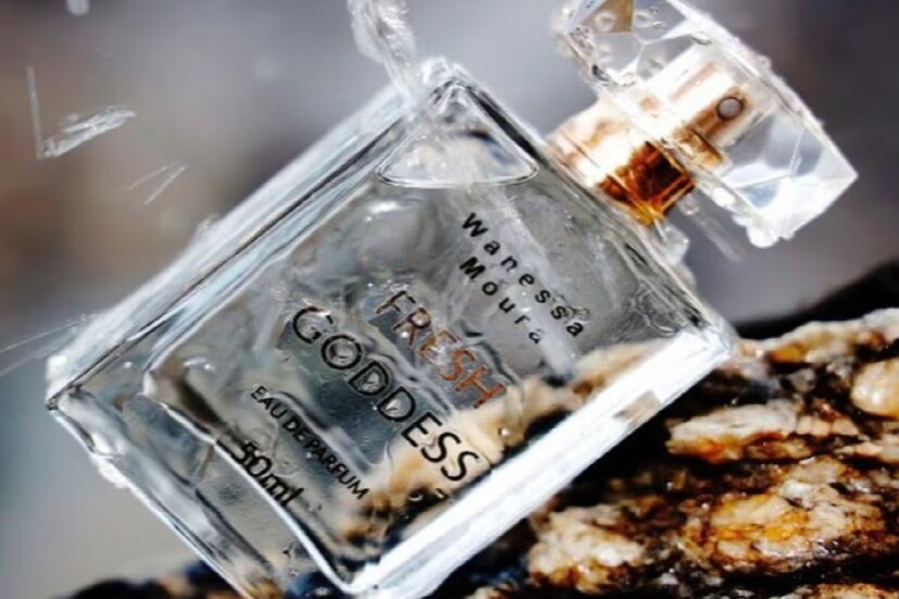 ভেনেসার পারফিউমের নাম 'Fresh Goddess perfume'৷ ওই মডেল জানাচ্ছেন, এই পারফিউমের একটি বোতলে তাঁর শরীরের ৮ মিলিলিটার ঘাম রয়েছে৷ সঙ্গে রয়েছে আরও বহু প্রসাধনী দ্রব্য৷ কিন্তু, জানেন কি, এই এক বোতল পারফিউমের দাম কত?