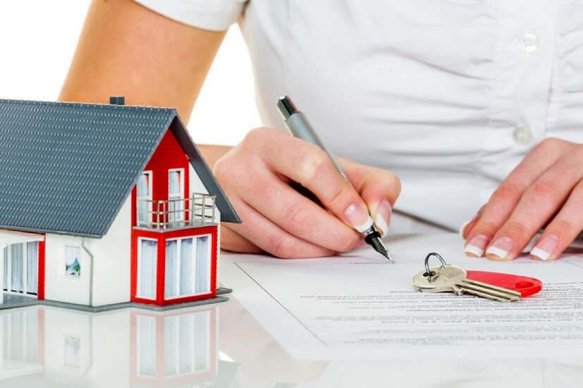 The law of adverse possession আইন অনুযায়ী, কোনও ব্যক্তি যদি কোথাও ১২ বছর ধরে অবিচ্ছিন্নভাবে বসবাস করে তবে, ওই জায়গা থেকে তাঁকে হঠানো সম্ভব নয়৷ 