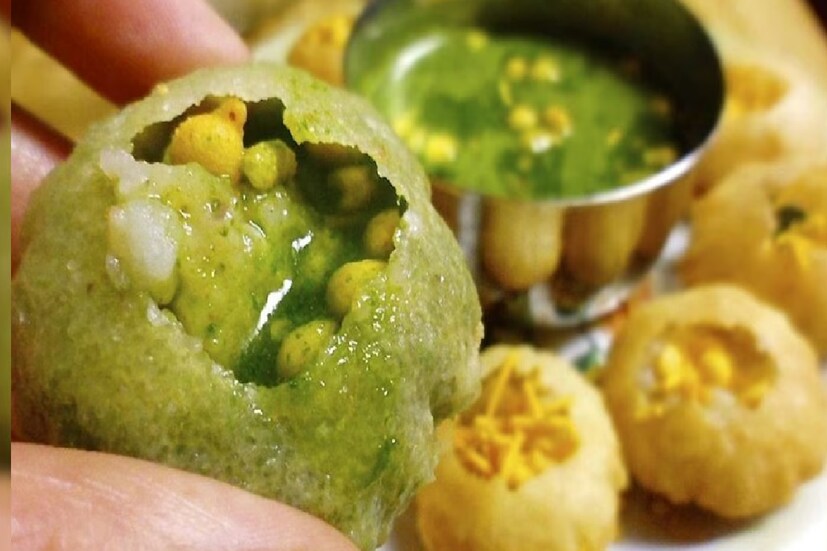  যেমনটা বললাম, এই ফুচকার জল আসলে সাদা নয়, বরং স্বচ্ছ৷ এটাকে স্বচ্ছ করার জন্য, জিরা, কাঁচা লঙ্কা, আদা, রসুন এবং লেবু একসঙ্গে গুঁড়ো করে, জলে ভিজিয়ে, তারপর ফিল্টার করা হয়। জলের রঙ যাতে না বদলে যায়, সে জন্য একটা বিশেষ ট্রিক মেনে চলেন রমেশ৷ আর সেখানেই লুকিয়ে সাদা ফুচকার সাদা জলের রহস্য৷ আর রহস্য ফাঁস হয়ে গেলে মজাটাই তো চলে যাবে, তাই না?