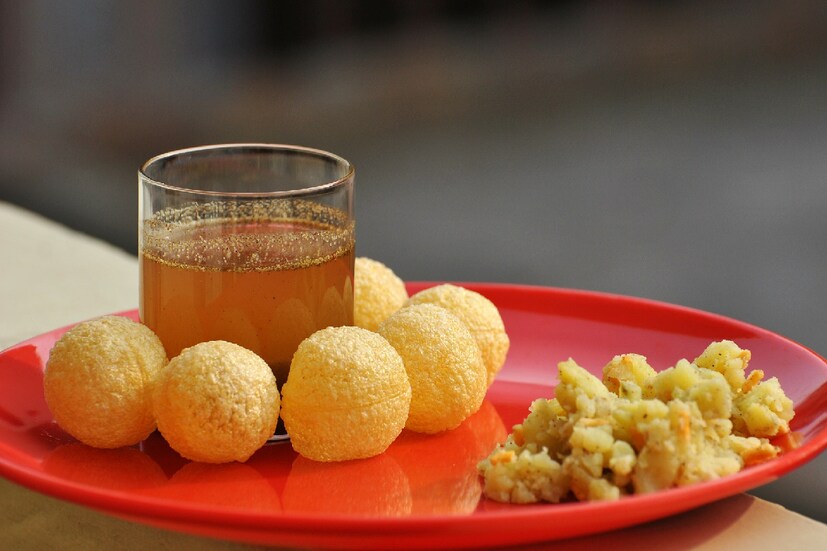 ফুচকার নাম শুনতেই জিভ দিয়ে জল ঝরে৷ এখন তো আবার বিভিন্ন ধরনের ফুচকা বাজারে এসে গেছে৷ দই ফুচকা থেকে শুরু করে কোকাকোলা৷ কিন্তু, এই প্রতিবেদনে আরেকটি নতুন ধরনের ফুচকার খোঁজ আপনাকে দেব আমরা৷ 