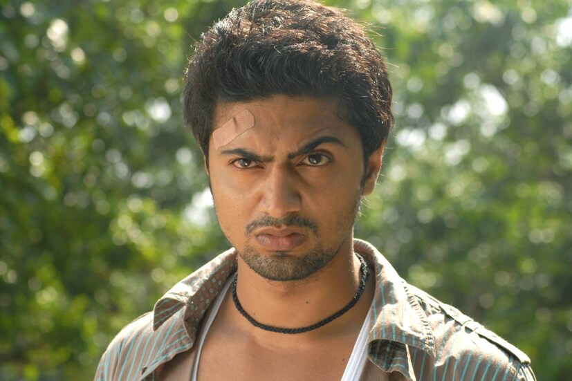 ইন্ডাস্ট্রিতে ১৭ বছর পার। অভিনয় জগতে 'সাবালক' হতে চললেন দেব। বিগত কয়েক বছরে পর্দায় নিজেকে নিয়ে কাটাছেঁড়া করেছেন তিনি। তবে টলিউডে তাঁর হাতেখড়ি হয়েছিল বাণিজ্যিক ছবির হাত ধরেই। সেই সময় একের পর এক হিট দিয়ে বক্স অফিসে ঝড় তুলেছিলেন অভিনেতা। এত বছর পরেও দেব অভিনীত ছবির গানগুলি নিয়ে চর্চা থামেনি। মাঝেমধ্যেই নস্টালজিয়া উস্কে দেয় সেগুলি। দেখে নেওয়া যাক এমনই কিছু গানের তালিকা।