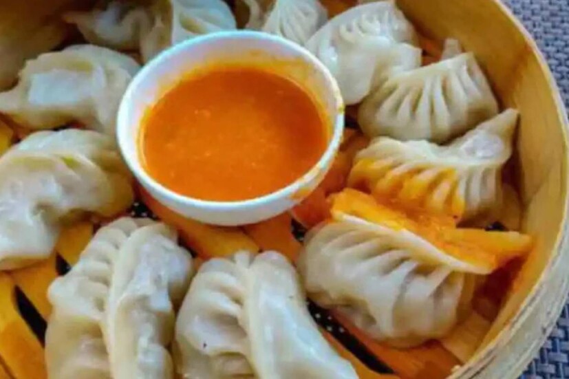 উইকিপিডিয়া বলে, তিব্বতি শব্দ 'মোগ মোগ' (mog mog) শব্দটি থেকে 'মোমো'র উৎপত্তি। চিনা শব্দ 'মোমো' থেকে নাকি এই 'মোগ মোগ' শব্দটি ধার করা। উত্তর-পশ্চিম চিনের স্থানীয় ভাষায় 'মোমো' শব্দের অর্থ হল রুটি। 'মো' শব্দের অর্থ ময়দা থেকে তৈরি কোনও বস্তু।