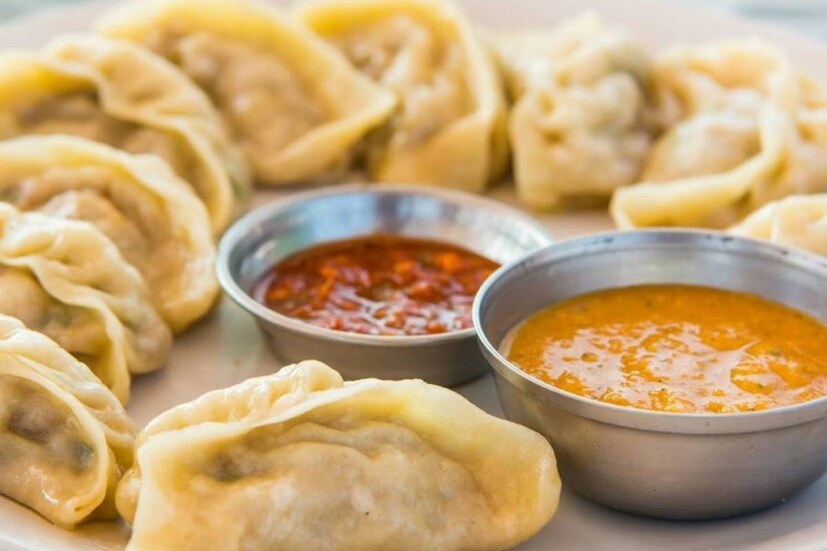 ভারতের পার্বত্য অঞ্চলগুলিতে মোমোর জনপ্রিয়তা দেখার মতো। তবে এখন আর শুধু পাহাড়েই না শহরের অলিগলিতেও এখন মোমোপ্রেমীদের সংখ্যা দেখার মতো। 