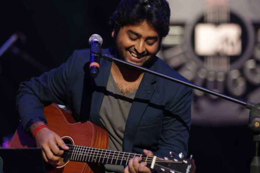 অরিজিৎ সিং। মুর্শিদাবাদের জিয়াগঞ্জ নামে ছোট্ট একটি শহর থেকে উঠে আসা এক প্রতিভা। বর্তমানে বলিউডের প্রথম সারির গায়ক। তবে তাঁর সাফল্যের পথ মোটেই খুব মসৃণ ছিল না। অনেকগুলি ধাপ পার করে কাঙ্ক্ষিত লক্ষ্যে পৌঁছেছেন তিনি।