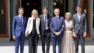 এই মুহূর্তে বিশ্বের ধনীতম ব্যক্তি ফরাসি শিল্পপতি বার্না আরনো