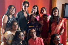 কলকাতায় অ্যাসিড হামলায় আক্রান্ত তরুণীদের সঙ্গে দেখা করে হৃদয় জয় শাহরুখের