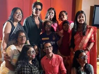 কলকাতায় এসে শাহরুখ দেখা করলেন অ্যাসিড হামলায় আক্রান্ত তরুণীদের সঙ্গে