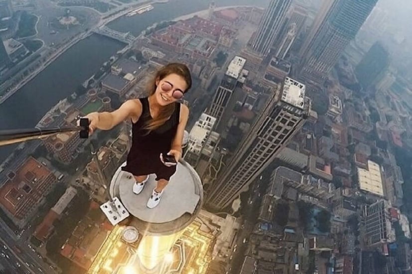 আমরা অনেকেই জানি না, selfie শব্দের একটা বাংলাও আছে। সেই বাংলা হল 'নিজস্বী'। নিজস্ব থেকে নিজস্বী শব্দের জন্ম।