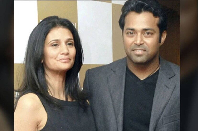 কিন্তু ২০০৩ সালে তাঁদের সম্পর্কে চিড় ধরে৷ অভিযোগ, মহিমার সঙ্গে সম্পর্কে থাকার সময়েই রিয়া পিল্লাইয়ের সঙ্গে প্রণয়ের সম্পর্কে জড়িয়ে পড়েন প্রাক্তন টেনিস তারকা৷ লিয়েন্ডারের দ্বিতীয় সম্পর্ক হাতেনাতে ধরে ফেলেন মহিমা৷ এর পর তিনি সরে যান লিয়েন্ডারের সঙ্গে প্রেমের সম্পর্ক থেকে৷ প্রতারণা মেনে নিতে পারেননি পরদেশ-এর নায়িকা৷
