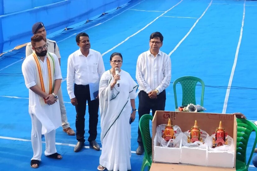 এর মাঝেও একটি বই প্রকাশনী সংস্থার স্টল উদ্বোধন করেন মুখ্যমন্ত্রী। স্টলে থাকা তাঁর বই নিয়ে নিজের কবিতা পড়েন তিনি।