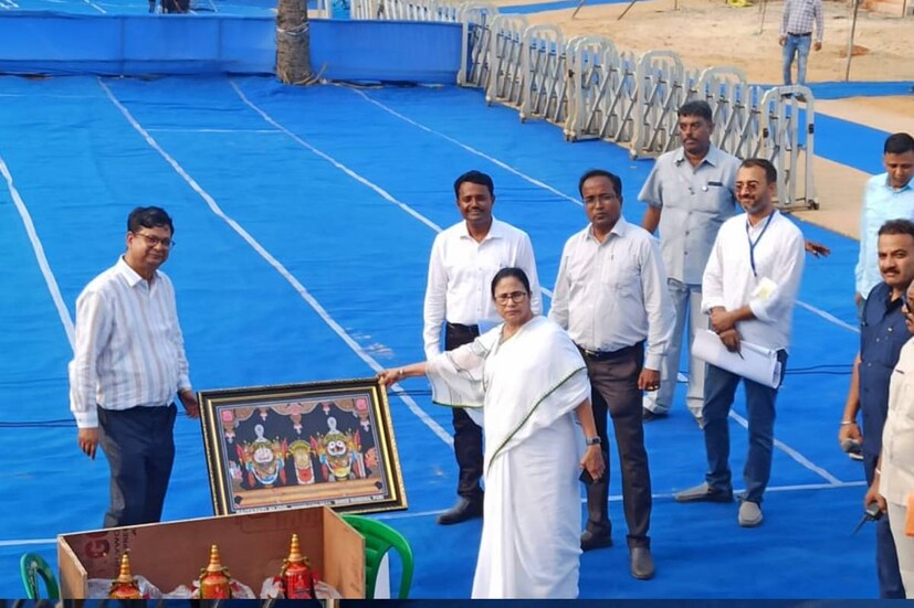 মুখ্যমন্ত্রী আরও জানালেন পুরীর জগন্নাথ মন্দিরের উচ্চতাতেই তৈরি হবে দিঘার এই নির্মীয়মাণ মন্দির৷ এখানে রথ থাকবে। এখানে থাকবে ভোগ ঘর-সহ আনুষঙ্গিক ব্যবস্থা৷ রাজস্থান থেকে বিশেষ স্যান্ডস্টোন আনা হয়েছে৷ সেই পাথরেই দিঘায় তৈরি হচ্ছে জগন্নাথদেবের মন্দির৷