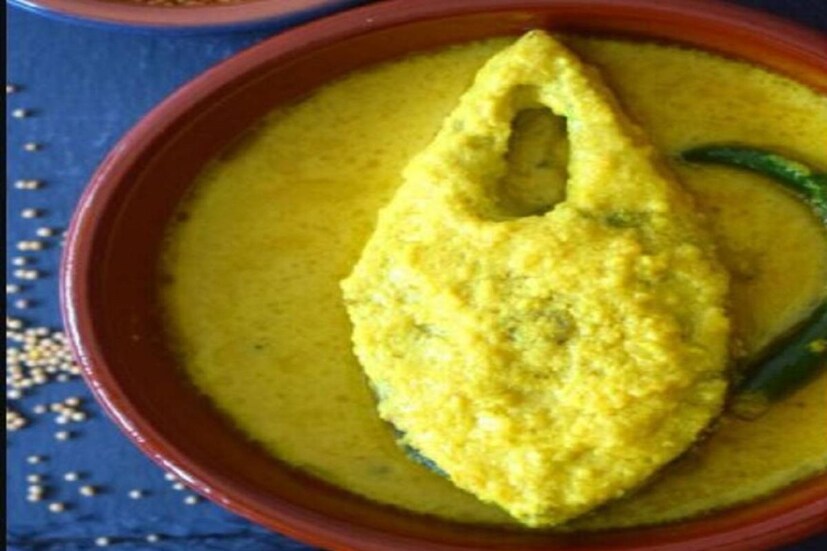 ভাপায় কাঁচামাছ দেওয়া হয়৷ ভাজার কোনও জায়গা নেই এই রান্নায়৷ তেলমশলা জাড়িত কাঁচামাছ সিদ্ধ হয় ভাপে৷