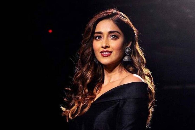 তবে খুব বেশি হিন্দি ছবিতে তাঁকে দেখা যায়নি। ইলিয়েনার অভিযোগ নায়ক বা পরিচালক বা প্রযোজকের প্রিয়পাত্রী হয়ে উঠতে পারেননি বলেই তিনি আসতে পারেননি জনপ্রিয়তার প্রথম সারিতে। 